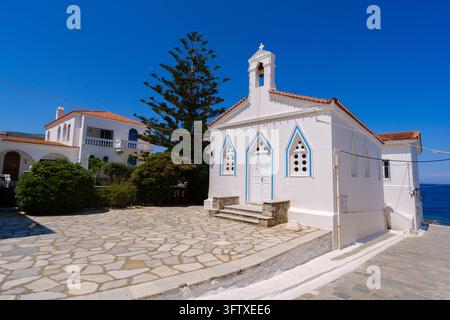 Andros, Grecia - 21 maggio 2026: Chiesa di Santa Barbara nel villaggio di chora di Andros con vista sul mare Foto Stock