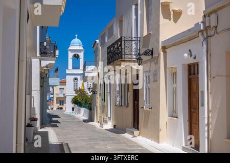 Andros, Grecia - 21 maggio 2026: Vista stradale nel villaggio di Chora che conduce alla chiesa di Panagia Theoskepasti sull'isola di Andros Foto Stock