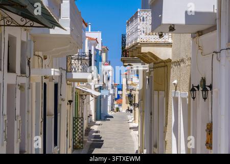 Andros, Grecia - 21 maggio 2026: Via pedonale fiancheggiata da edifici imbiancati a calce nell'insediamento di Chora di Andros Foto Stock