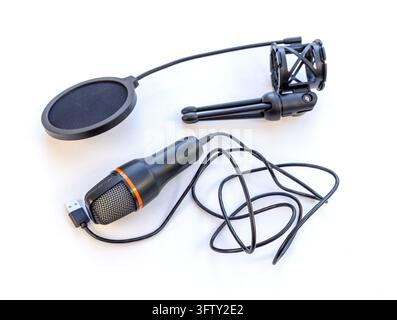 Microfono da studio nero con supporto e filtro antipop Foto Stock
