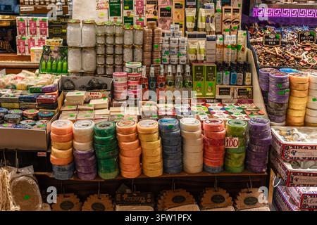 Turchia, Istanbul 2025 10 03: Esposizione vivace di saponi colorati tradizionali fatti a mano e cosmetici naturali in una bancarella di mercato locale, a livello degli occhi w... Foto Stock