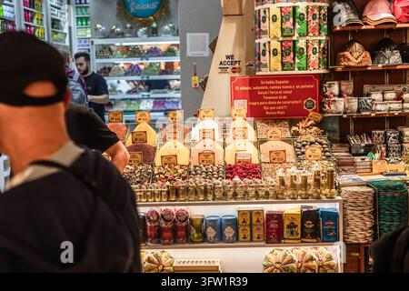 Turchia, Istanbul 2025 10 03: Vista interna di una bancarella del mercato delle spezie con spezie colorate, scatto verticale. Foto Stock