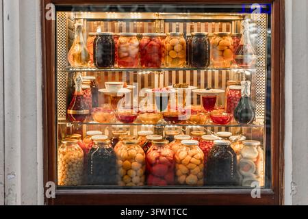 Turchia, Istanbul 2025 10 03: Scatto all’altezza degli occhi di una vetrina piena di barattoli di sottaceti, conserve e fer tradizionali turchi colorati Foto Stock
