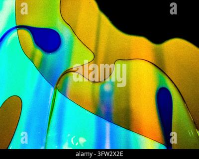Arte fluida astratta con forme liquide vivaci in giallo, verde e blu profondo. Design di sfondo artistico moderno ideale per progetti creativi digitali Foto Stock