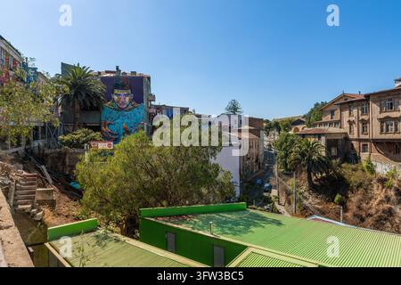 Una strada tipica nel centro storico della città portuale cilena di Valparaíso Foto Stock