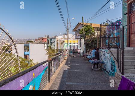 Una strada tipica nel centro storico della città portuale cilena di Valparaíso Foto Stock