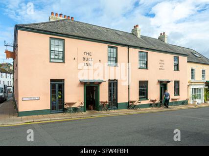 Edificio storico The Bull Inn, pub e ristorante con camere, Totnes, sud del Devon, Inghilterra, Regno Unito Foto Stock