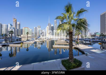 Grattacieli del centro di Dubai con lo skyline di Burj Khalifa a Marasi Bay durante i viaggi vacanza Foto Stock