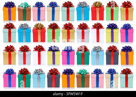 Sfondo di regali di Natale colorati regali di compleanno isolati su sfondo bianco Foto Stock
