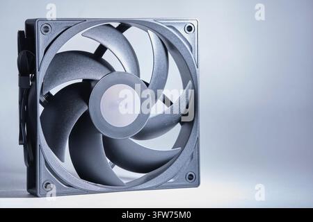 Ventola di raffreddamento moderna per PC nero con pale curve isolata su sfondo neutro chiaro da studio Foto Stock