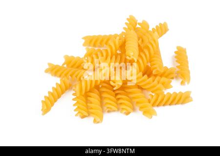 Piccolo mucchio di pasta fusilli cruda non cotta isolata su sfondo bianco Foto Stock