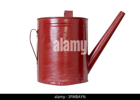 Vecchio annaffiatoio isolato su sfondo bianco. Un vecchio annaffiatoio di ferro per innaffiare il giardino. Foto Stock