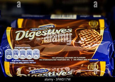 Londra, Regno Unito, 16 ottobre 2026, Primo piano della confezione di biscotti Digestive al cioccolato al latte McVitie's con etichette a semaforo nutrizionale Foto Stock