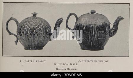 Illustrazione storica di due teiere in ceramica di Staffordshire: una teiera a forma di ananas e una teiera a forma di cavolfiore, identificate nel sottotitolo stampato come Whieldon Ware, della collezione del Museo di Burslem. Riprodotta in Staffordshire Pots & Potters di G. Woolliscroft Rhead e Frederick Alfred Rhead, pubblicato nel 1907. Foto Stock