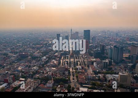Vista aerea panoramica dei giardini e del monumento alla rivoluzione con uno splendido sfondo al tramonto nel centro di Città del Messico con arancione Foto Stock