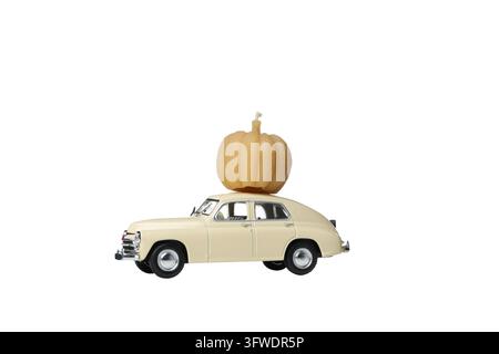 PNG, un'auto giocattolo con una zucca sul tetto, isolata su sfondo bianco Foto Stock