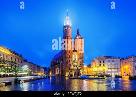 Cracovia, Polonia. Chiesa di Santa Maria sulla piazza del mercato principale. Foto Stock
