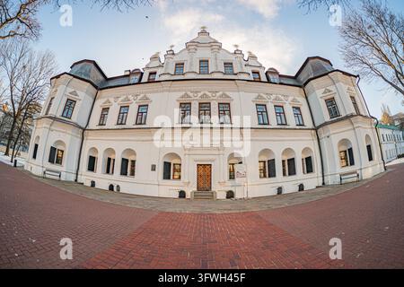 Cattedrale bianca di Santa Sofia a Kiev con dettagli ornamentali, grandi finestre, tetto di tegole rosse, terreno in acciottolato, vista dall basso, luce naturale, tardo pomeriggio Foto Stock
