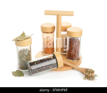 Condimenti culinari e cucina gourmet, scaffale di spezie con barattoli di vetro e coperchi di legno contenenti erbe e spezie essiccate per la preparazione di cibi sani Foto Stock