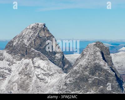 Vista aerea delle cime innevate di Kongen e Alnestinden vicino al passo di Trollstigen, con terreno roccioso accidentato ad Andalsnes, Møre Foto Stock