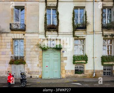 Parigi, Francia, 25 marzo 2025, due scooter parcheggiati vicino a un edificio sul Quai d'Anjou lungo la Senna nel 4° arrondissement della capitale Foto Stock
