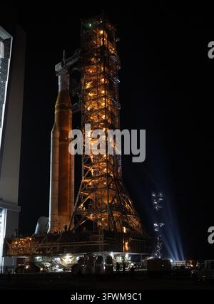 Rollout di Artemis II, Kennedy Space Center, Florida, 20 marzo 2026 Foto Stock