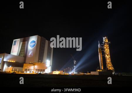 Rollout di Artemis II, Kennedy Space Center, Florida, 20 marzo 2026 Foto Stock