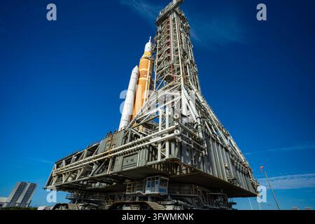 Il lancio del razzo SLS e del veicolo spaziale Orion della NASA verso la rampa di lancio 39B, Centro spaziale Kennedy, Florida Foto Stock