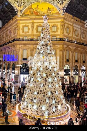 MILANO, ITALIA – 3 GENNAIO 2025: Il grande albero di Natale Christian Dior nell'ottagono della Galleria Vittorio Emanuele II, circondato da folle di v Foto Stock