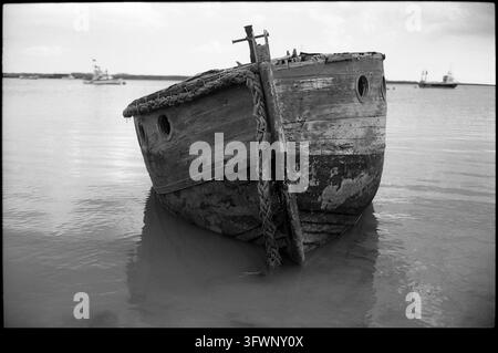 Barca, Orford Ness, Suffolk (eredità). Fotografia alla gelatina d'argento, 2015. Foto Stock