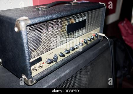 Testa di amplificatore a valvole per chitarra elettrica nello studio di prova musicale Foto Stock