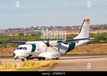 Torrejon de Ardoz, Spagna - 12 ott 2026: Aereo bimotore turbopropulsore CASA CN-235 T.19B-21 (09-501) del servizio aereo della Guardia Civil spagnola in taxi Foto Stock