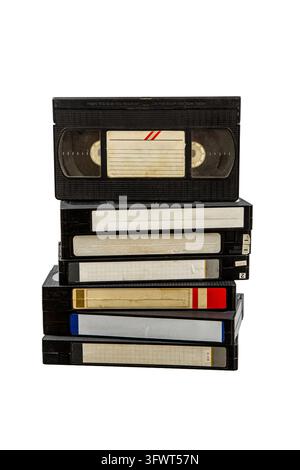 Pila di vecchie cassette video VHS nere isolate su bianco. Foto Stock