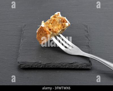 Stollen natalizio su forchetta e ardesia - Stollen natalizio su forchetta e ardesia Foto Stock