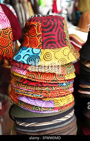 Cappelli estivi colorati su un mercato di strada. Chiang Mai, Thailandia Foto Stock