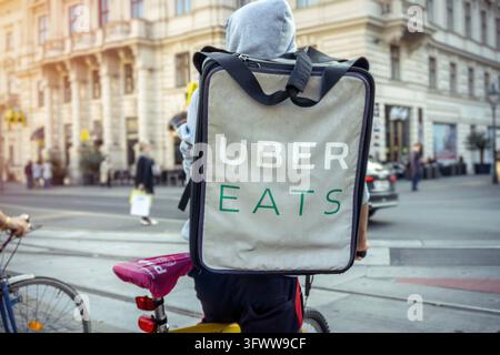 Vienna Austria ottobre.8 2018, Uber mangia è un noi azienda internazionale, Consegna del cibo noleggio con conducente nello zaino Foto Stock