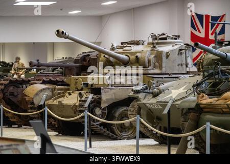 Wantzenau, Francia - 24 gen 26: Un carro armato britannico Comet con torretta squadrata, cannone lungo e freno di bocca è esposto sotto una Union Jack al parco MM di L Foto Stock