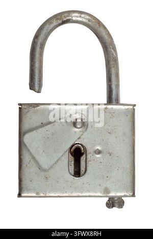 Vecchio lucchetto di ferro su sfondo bianco. Primo piano di una serratura metallica Foto Stock