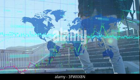 Immagine di grafici con numeri su una mappa davanti a un uomo caucasico con una borsa che sale i gradini Foto Stock