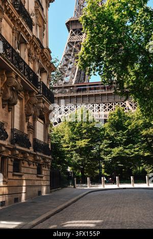 Vista della Torre Eiffel dalla Rue de l'Université a Parigi, Francia Foto Stock