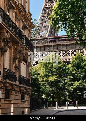 Vista della Torre Eiffel dalla Rue de l'Université a Parigi, Francia Foto Stock