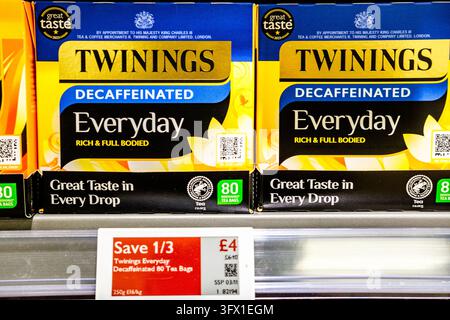 Londra, Regno Unito, 22 ottobre 2026, Primo piano di scatole di bustine di tè decaffeinato Everyday di Twinings su uno scaffale del supermercato Waitrose Foto Stock