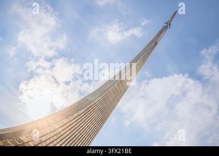 Mosca, Russia, 26 09 2026: Vista drammatica a bassa angolazione del Monumento ai Conquistatori dello Spazio a Mosca, in Russia. Struttura curva in titanio con un roc Foto Stock
