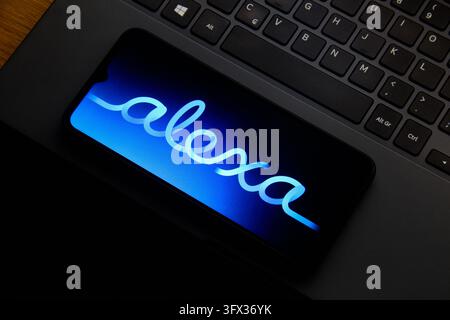 Canada. 21 ottobre 2026. In questa illustrazione fotografica, il logo Amazon Alexa è visualizzato sullo schermo di uno smartphone. Credit: SOPA Images Limited/Alamy Live News Foto Stock