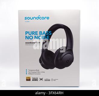 Cuffie senza fili con cancellazione del rumore sopra l'orecchio di Soundcore isolate su sfondo bianco. Foto Stock