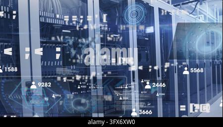 Visualizzazione di una fila di rack di server e rack di rete in un data center, che mostra cavi, LED, sovrapposizioni digitali Foto Stock