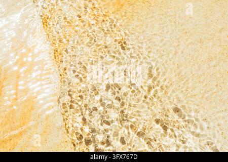 Riflessi della luce del sole sulla superficie dell'acqua limpida. Sfondo naturale astratto Foto Stock