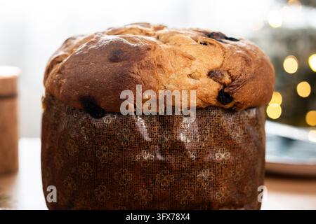 Panettone italiano tradizionale su tavolo di legno. Foto Stock
