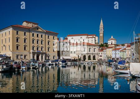 Vista sul porto di Piran verso Piazza Tartini e la Cattedrale di San Giorgio, Slovenia, Europa |Vista sul porto di Piran verso Piazza Tartini e San Foto Stock