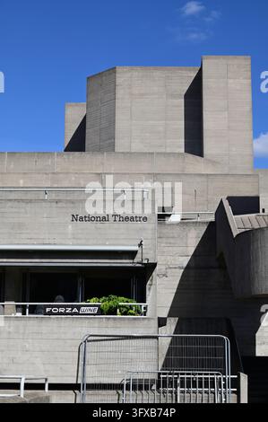 Le torrette in cemento brutaliste del National Theatre contro un cielo blu profondo, South Bank, Londra, Regno Unito, 5 settembre 2026 Foto Stock